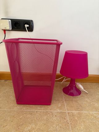 Cestini e lampada da camera da letto rosa