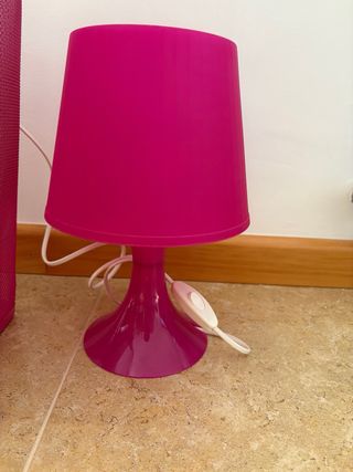 Cestini e lampada da camera da letto rosa