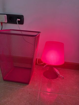 Cestini e lampada da camera da letto rosa