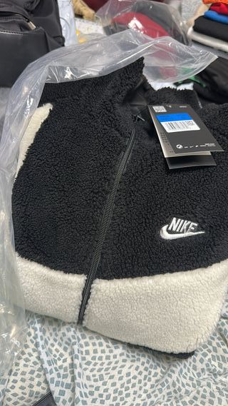 Chaqueta Nike Negra y Blanca