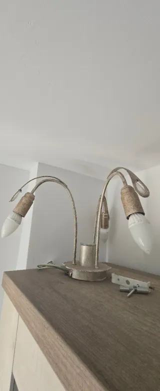 Lámpara de techo dorada con yute