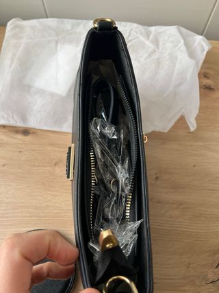 Bolso de hombro Guess negro