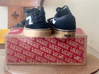 Vans Negras con Suela Marrón