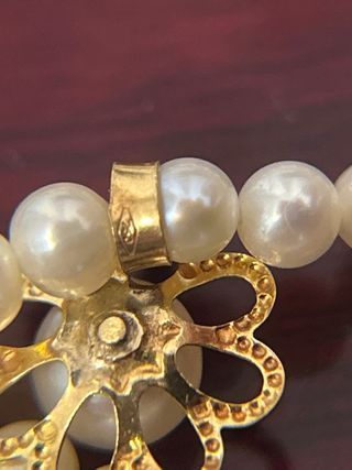 Collar de perlas y oro