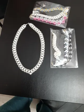 Collar y pulsera de perlas y pedrería