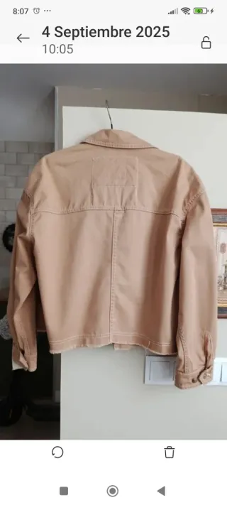 Cazadora Bershka beige con texto