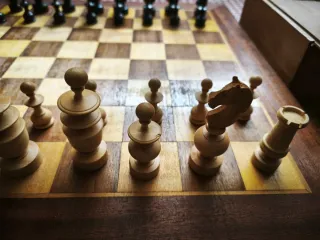 Tablero de ajedrez y piezas de madera