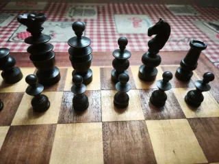 Tablero de ajedrez y piezas de madera