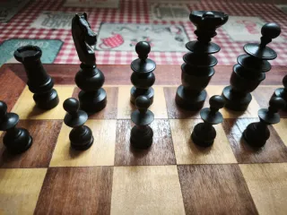 Tablero de ajedrez y piezas de madera