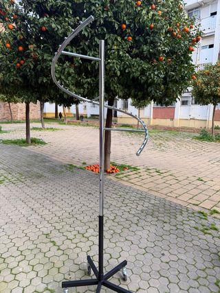 Perchero espiral metálico plateado