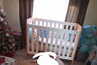 Cuna de bebé con colchón de alta calidad