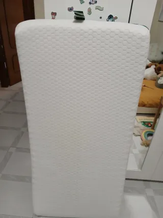 Cuna de bebé con colchón de alta calidad