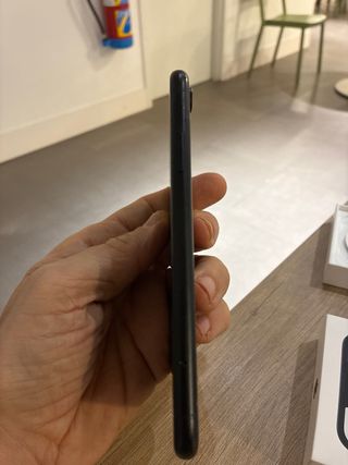 iPhone XR Negro y iphone 6 con cargador