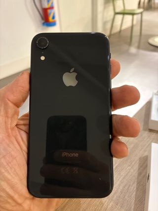 iPhone XR Negro y iphone 6 con cargador