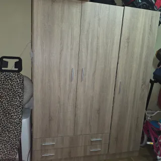 Armario 3 puertas madera roble casi nuevo260€