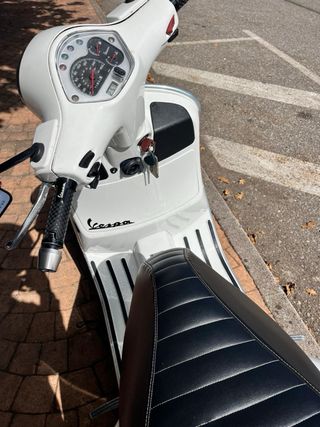 Vespa Gran Turismo 300 Blanca