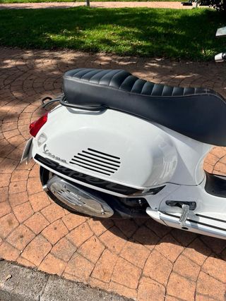 Vespa Gran Turismo 300 Blanca