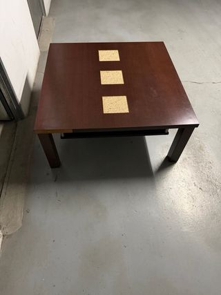 Mesa de centro marrón con detalles