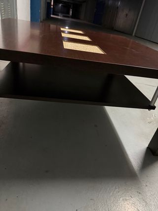 Mesa de centro marrón con detalles