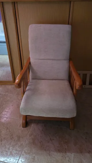 Sillon mecedor de madera maciza – beige