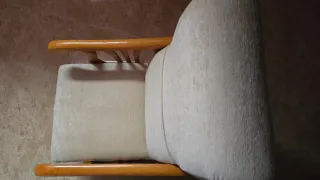 Sillon mecedor de madera maciza – beige