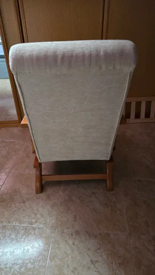 Sillon mecedor de madera maciza – beige