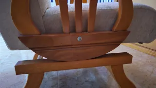 Sillon mecedor de madera maciza – beige