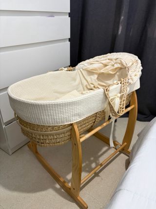 Moisés de mimbre con capota y soporte