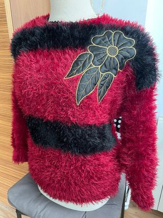 Jersey de punto rojo y negro con flor