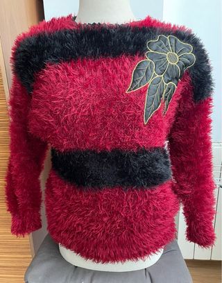 Jersey de punto rojo y negro con flor