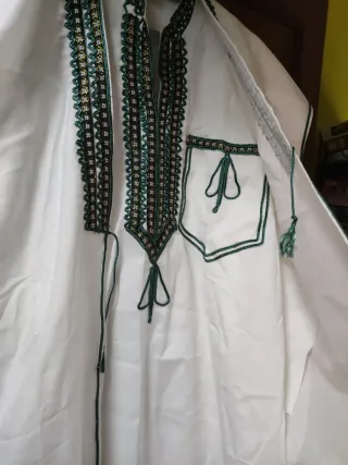 Traje árabe blanco y verde