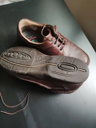 Zapatos de cuero marrones