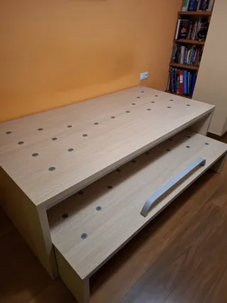 Cama compacta resistente madera y metal