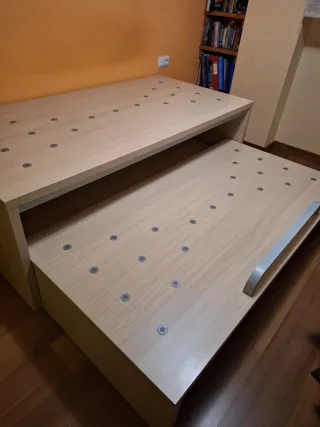 Cama compacta resistente madera y metal