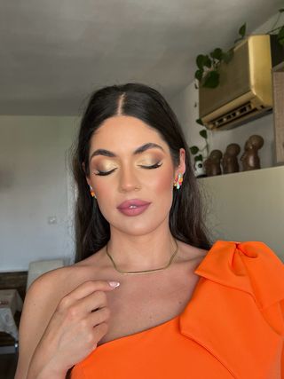 Maquillaje profesional marrón y dorado