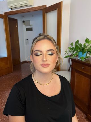 Maquillaje profesional marrón y dorado