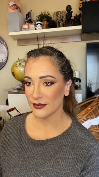 Maquillaje profesional marrón y dorado