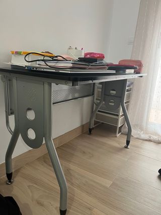 Silla de oficina negra + mesa