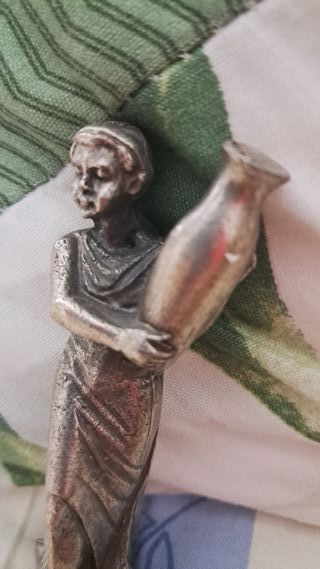 Figura antigua de creo que es plata con jarrón