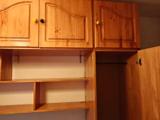 Habitación puente madera dos armarios y dos camas.