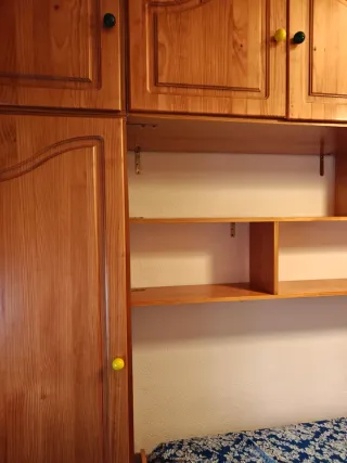 Habitación puente madera dos armarios y dos camas.