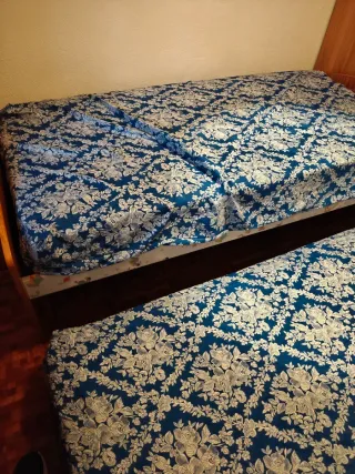 Habitación puente madera dos armarios y dos camas.