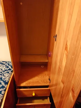 Habitación puente madera dos armarios y dos camas.