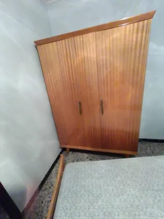 Dormitorio con 3 camas, 2 armarios y 3 mesitas