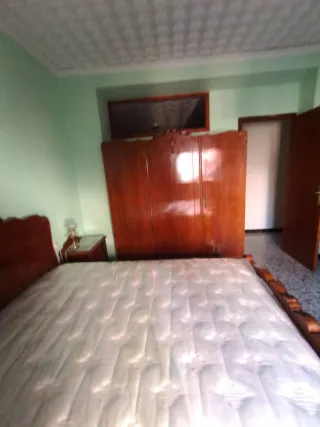 Dormitorio con 3 camas, 2 armarios y 3 mesitas