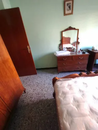 Dormitorio con 3 camas, 2 armarios y 3 mesitas