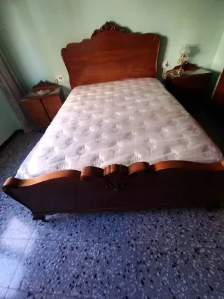 Dormitorio con 3 camas, 2 armarios y 3 mesitas