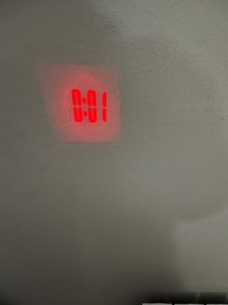 Reloj electrónico moderno con proyector.