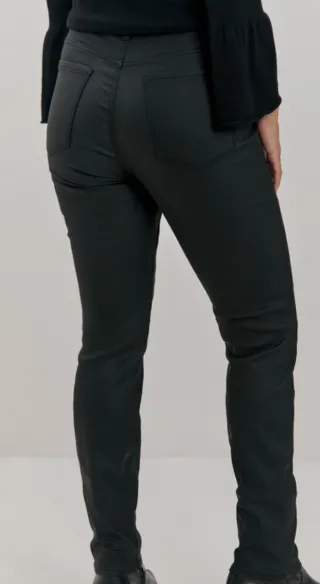 Pantalón pitillo encerado negro Talla 42