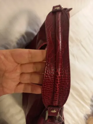 Bolso de mano y brazo rojo/granate